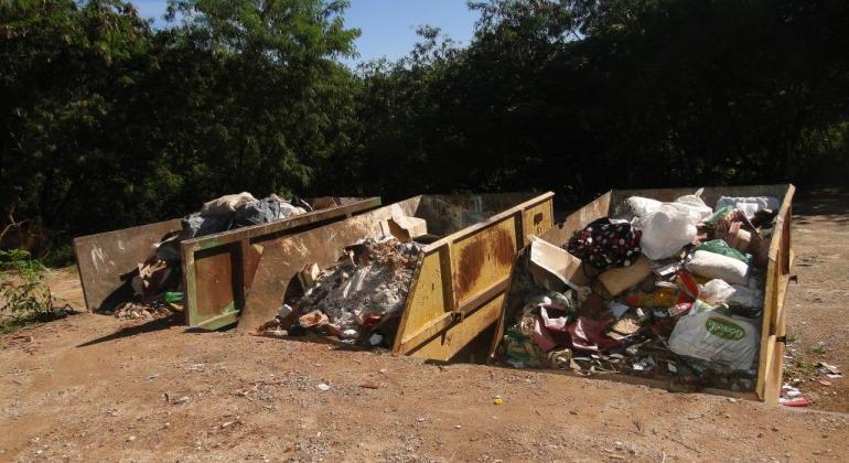 Três caçambas com materiais diversos entregues por cidadãos