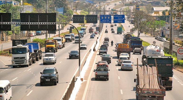 Foto: Divino Advíncula/PBH Foto do Anel Rodoviário com trânsito de carros e caminhões durante o dia.