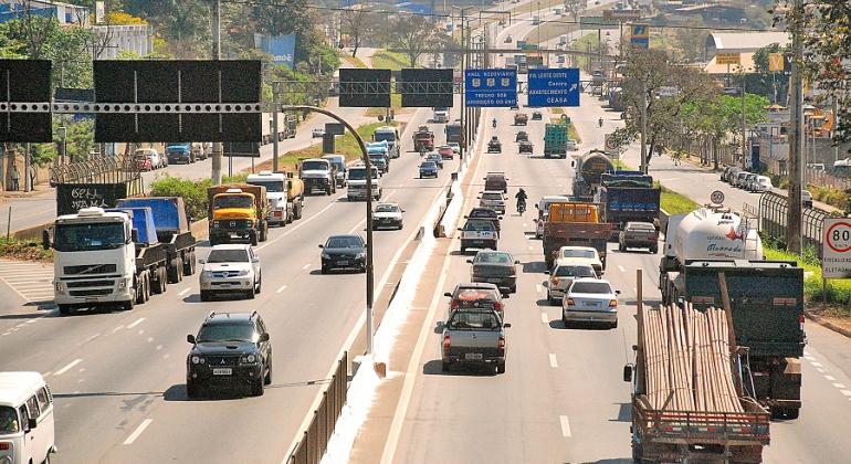 Foto do Anel Rodoviário com trânsito de carros e caminhões durante o dia.