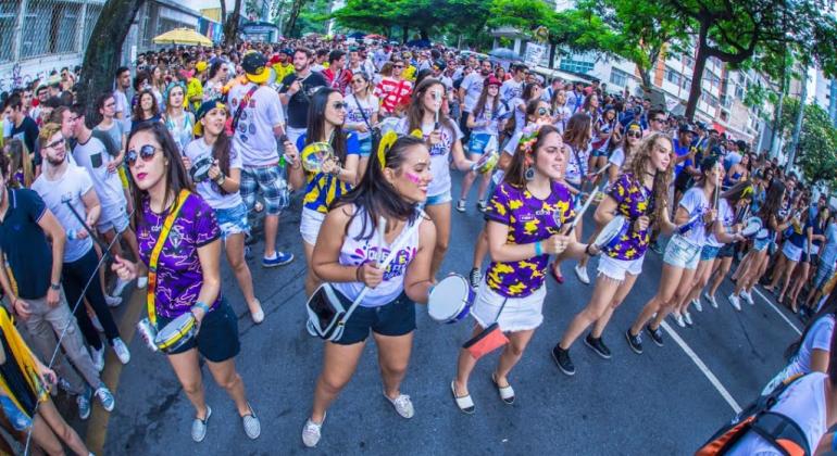 Confira a programação gratuita no final de semana entre os dias 27 e 28 de janeiro. Foto: Divulgação/PBH Mais de trinta pessoas do bloco carnavalesco Trema na Linguiça nas ruas.