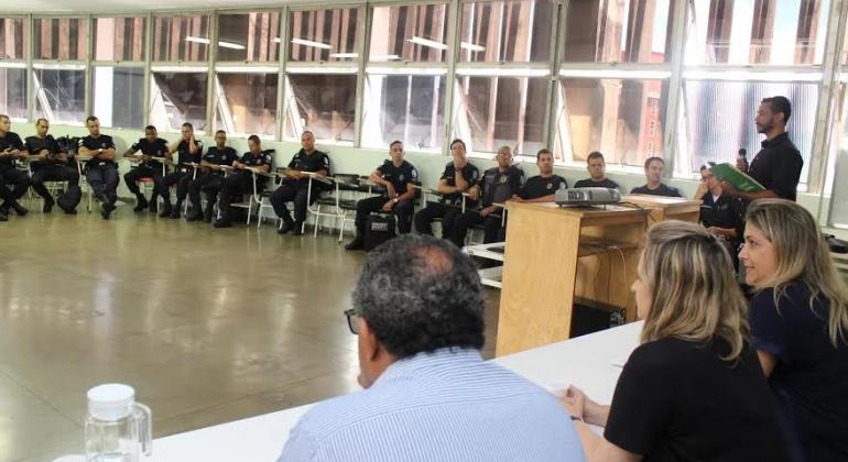 Mais de 15 guardas municipais sentados em curso de capacitação para o atendimento nas unidades de saúde de Belo Horizonte.