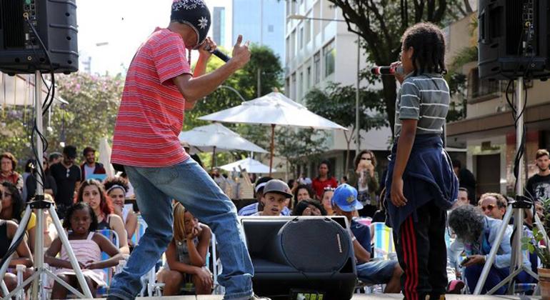 Rappers se apresentam em sarau do Centro Cultural Lá da Favelinha