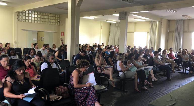 Gestores de escolas e Umeis participam de formação na SMED auditório lotado de diretores e vice-diretores em curso de formação