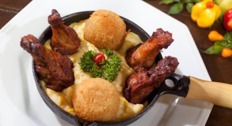 O evento Carnaval Gastrô tem o objetivo de aproveitar a movimentação de turistas e belo-horizontinos no período momesco. Foto: Divulgação/PBH Panelinha de ferro com quatro coxinhas de frango e dois salgadinhos - Prato Chicken Uai, do Bar Kobes, integrante do circuito gastronômico de Carnaval de Bh- Carnaval Gastrô