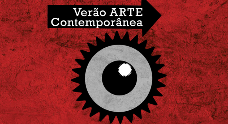 Arte: Divulgação Sob um fundo vermelho, imagem similar a um olho ou lente de câmera em cinza e preto com uma seta preta em cima, apontada para a direita, com os dizeres: Verão Arte Contemporânea.
