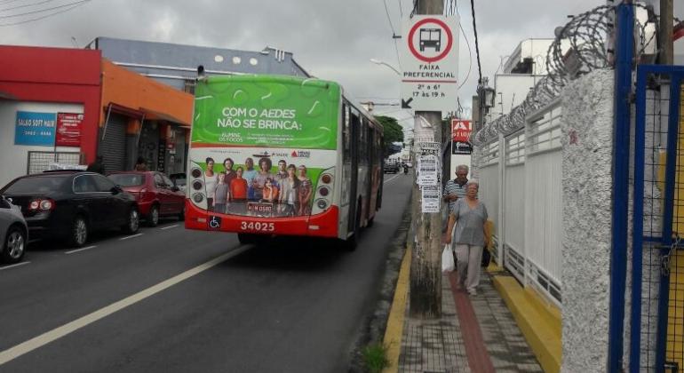 Faixas indicam pista exclusiva na Rua Padre Eustáquio