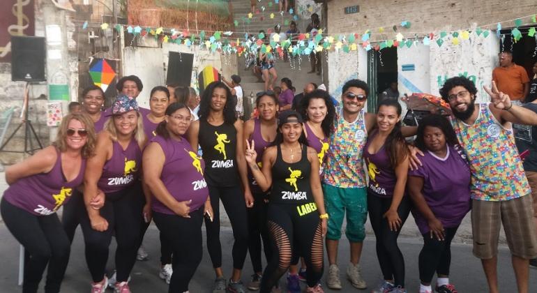 Projeto de Zumba do Centro Cultural Vila Marçola promove melhoria as qualidade de vida dos frequentadores. Foto: Wellenton Carlos Cerca de 15 alunos das aulas de zulba no Centro Cultural Vila Marçola.