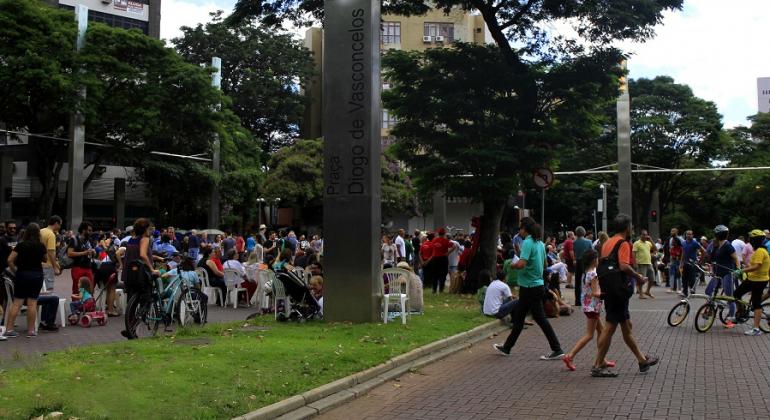 Mais de vinte pessoas passeiam a pé e andam de bicicleta em uma das edições do programa “BH é da Gente – Savassi”, no cruzamento das avenidas Cristóvão Colombo e Getúlio Vargas.