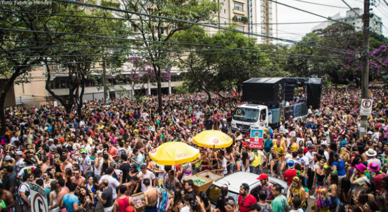 Entrega das credenciais para ambulantes começa dia 22 Foliões lotam rua com trio elétrico em bloco de rua.