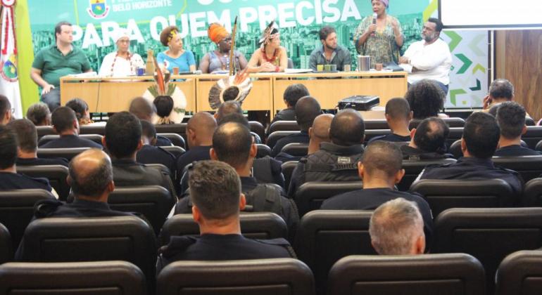 Oito integrantes da Diretoria de Promoção da Igualdade Racial ministram formação para cerca de cem guardas municipais