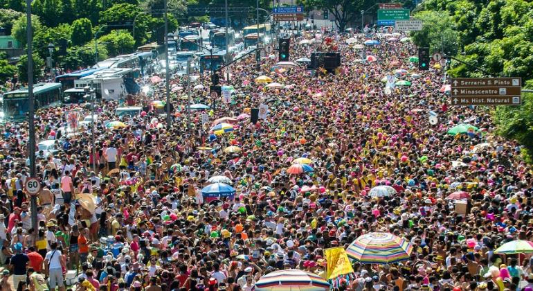 BHTrans realiza operação de trânsito e transporte para o desfile de blocos carnavalescos na capital nos dias 27 e 28/1. Foto: André Fossati Mais de trezentos foliões lotal avenida com árvores e banheiros químicos nas laterais.