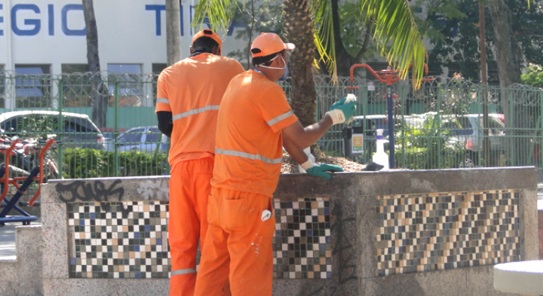 Praça Duque de Caxias, em Santa Tereza, recebe serviços diários de limpeza urbana. Foto: Karla Iozane Agentes da SLU realizam limpeza da Praça Duque de Caxias.