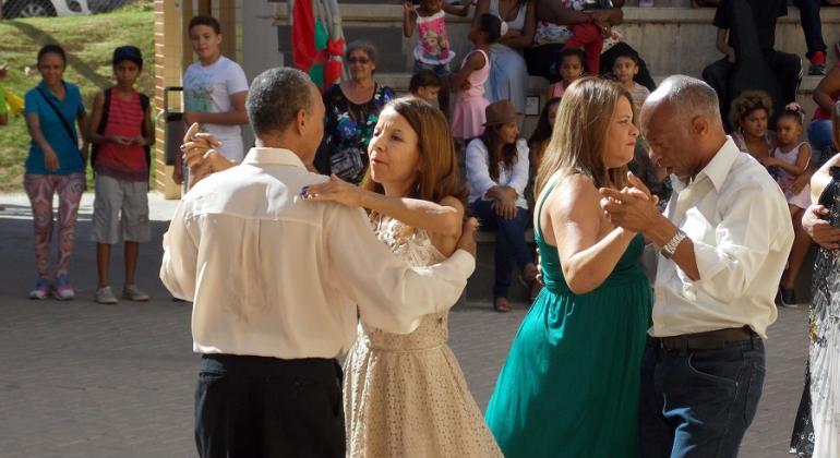 Dois casais dançando em escola municipal, atividade que faz parte do Projeto Escola Aberta.