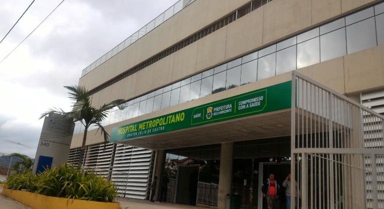 Fachada do hospital do barreiro com placa da nova identidade visual da prefeitura de Belo Horizonte - Governando para quem precisa