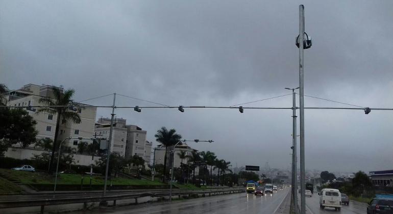 Fiscalização eletrônica em BH busca segurança no trânsito Aparelho que mede avanço de sinal em dia chuvoso