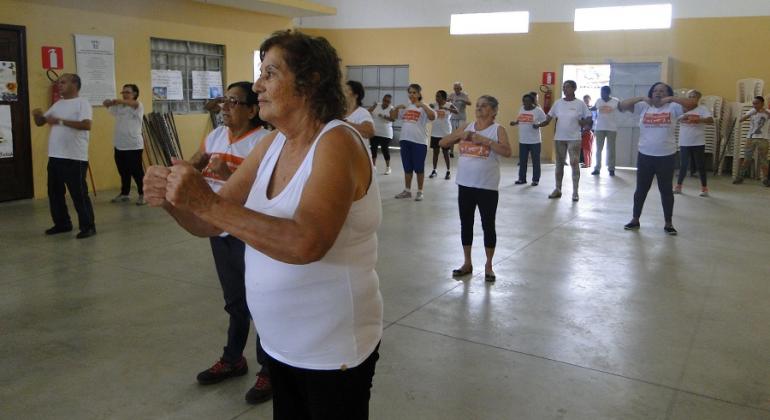 Grupo de atividades físicas do Centro de Saúde São José Operário, no bairro Nova Vista, conta com 150 usuários. Foto: Naara Dias Mais de vinte integrantes do Grupo de Atividades físicas fazendo ginástica.