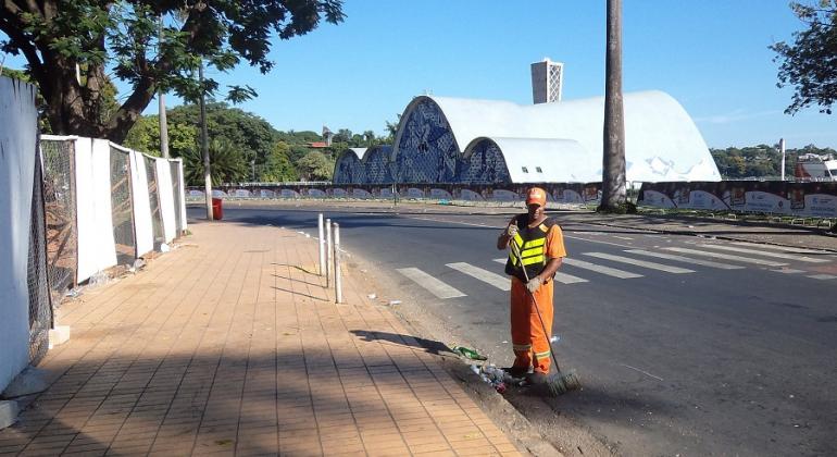 Prefeitura monitora principais pontos da Orla da Pampulha, intensificando a atuação das equipes na remoção dos resíduos. Foto: Divulgação PBH Gari limpa rua ao lado da Igreja São Francisco de Assis, a Igrejinha da Pampulha.