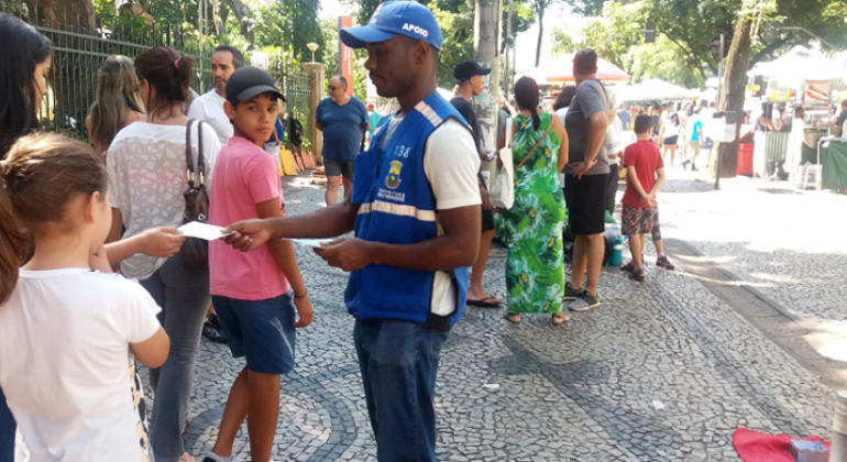 A Coordenadoria de Atendimento Centro-Sul distribuiu panfletos para a conscientização da importância da vacinação contra febre amarela. Foto: Divulgação/PBH Técnico da Coordenadoria de Atendimento Centro-Sul distribui panfletos informativos para a prevenção da febre amarela.