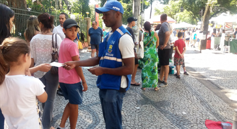 Técnico da Coordenadoria de Atendimento Centro-Sul distribui panfletos informativos para a prevenção da febre amarela.