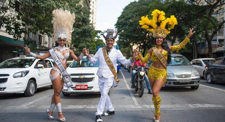 Foto: Maíra Cabral Princesa, Rei e Rainha da Corte Real Momesca do Carnaval de Belo Horizonte 2018 desfilam em frente à carros em rua da capital mineira.