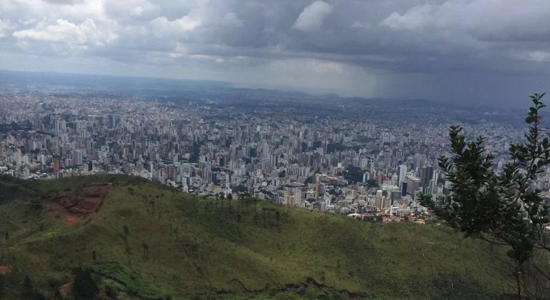 Vista da cidade de Belo Horizonte a partir da Serra do Curral, em dia nublado.
