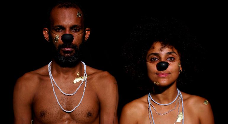 Peça teatral apresenta estudos sobre a técnica de palhaço, com inspirações em cômicos negros e negras. Foto: Divulgação/PBH Dois atores negros, homem e mulher, sem camiseta e com nariz de palhaço.