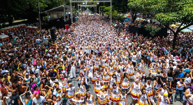 PBH mostou dois Postos Médicos Avançados que funcionarão no período de 9 a 14 de fevereiro na Praça da Estação e no bairro Funcionários. Foto: Júlia Lanari Multidão de pessoas nas ruas, foliões do bloco Baianas Ozadas.