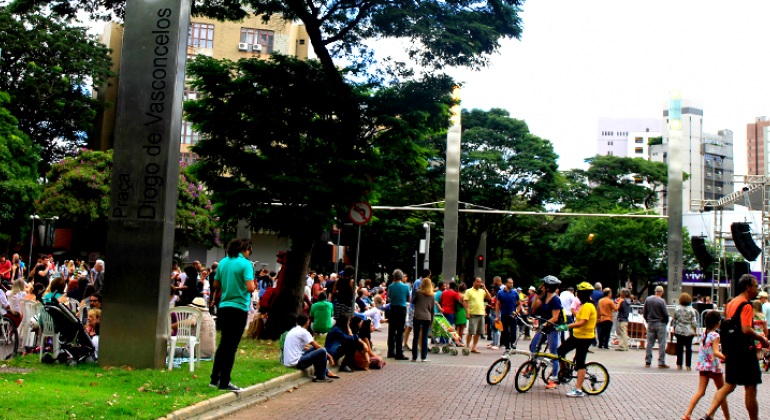 Mais de 25 pessoas caminham, contemplam sentadas em andam de bicicleta em uma das edições do BH é da Gente - Savassi, no cruzamento das avenidas Getúlio Vargas e Cristóvão Colombo.