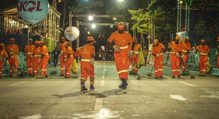 O primeiro cortejo de Carnaval sustentável do planeta uniu-se à Superintendência de Limpeza Urbana para desfilar na quinta-feira, dia 8/2. Foto: Marcelo Santos Cerca de doze garis desfilam no carnaval; SLU faz parte do cortejo Carnaval sustentável.