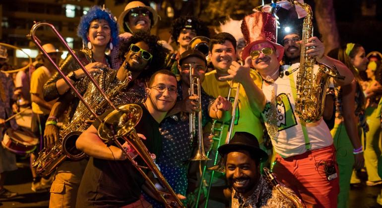 Confira os principais eventos gratuitos que acontecem em BH neste fim de semana, entre os dias 16 e 17 de fevereiro. Foto: Divulgação/PBH OIto Integrantes do Bloco Chama o Síndico com fantasias e instrumentos musicais. Foto ilustrativa