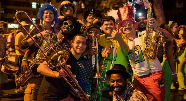 OIto Integrantes do Bloco Chama o Síndico com fantasias e instrumentos musicais. Foto ilustrativa