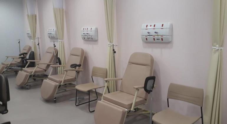 Ala do hospital com quatro cadeiras para pacientes em observação.
