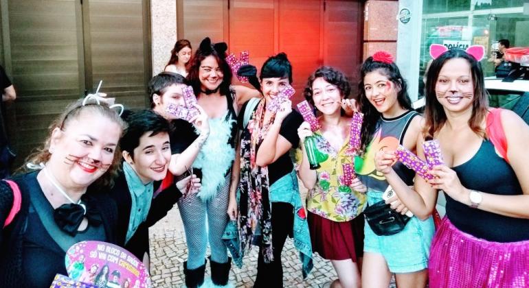 O grupo de Mobilização Social distribui preservativos e informa os foliões sobre infecções sexualmente transmissíveis (ISTs), prevenção, diagnóstico e saúde sexual. O grupo de Mobilização Social distribui preservativos e informa os foliões sobre infecções sexualmente transmissíveis (ISTs), prevenção, diagnóstico e saúde sexual.