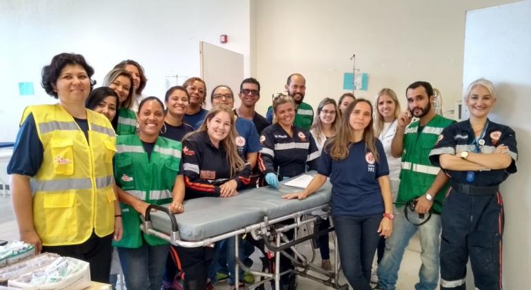 Equipe de profissionais da saúde em atendimento no Posto Médico Avançado