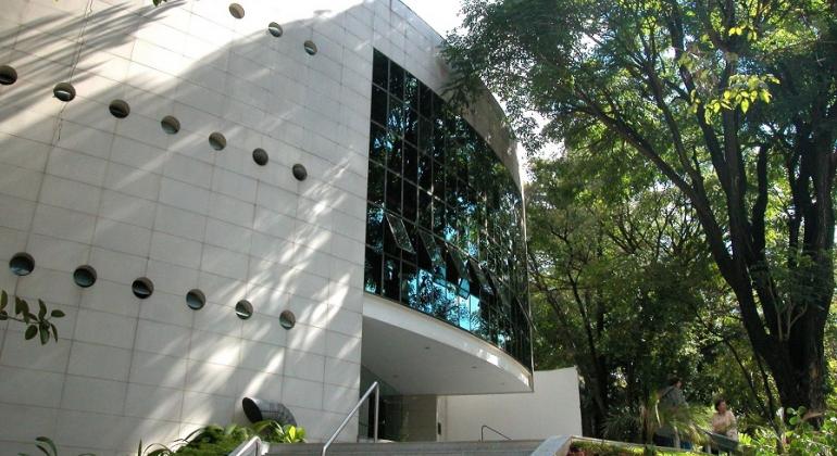 A exposição apresenta uma seleção de objetos do acervo do Museu que registra parte da trajetória dos ofícios na capital mineira. Foto: Nathália Turcheti Fachada do Museu Histórico Abílio Barreto durante o dia.
