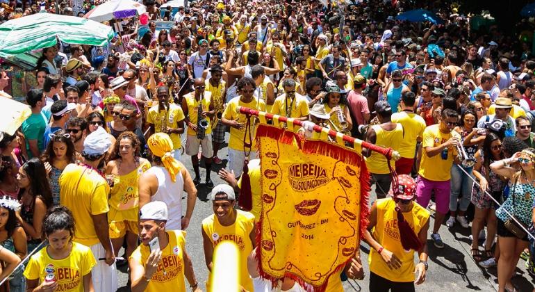 Confira o funcionamento dos diversos órgãos e equipamentos da Prefeitura durante o período de Carnaval. Foto: Júlia Lanari Mais de duzentos foliões na rua e o estandarte e os foliões do bloco Me Beija que eu sou Pagodeiro.