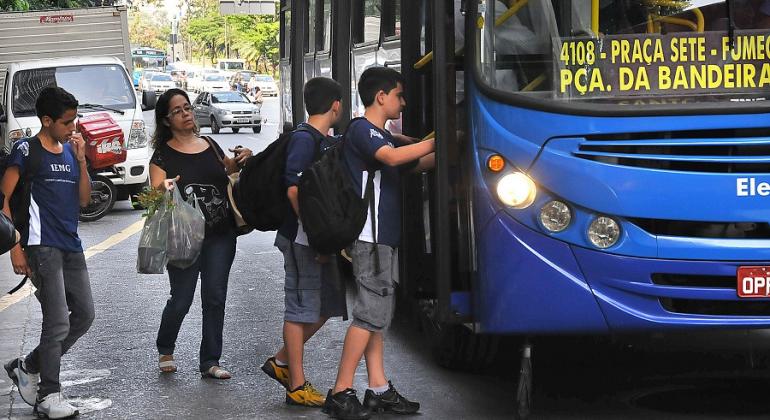 Termina na quinta-feira, dia 8 de fevereiro, prazo para inscrições para novos beneficiários no Meio Passe Estudantil. Foto: Breno Pataro/PBH Três estudantes entram em ônibus, seguidos por mulher com sacola de compras, durante o dia.