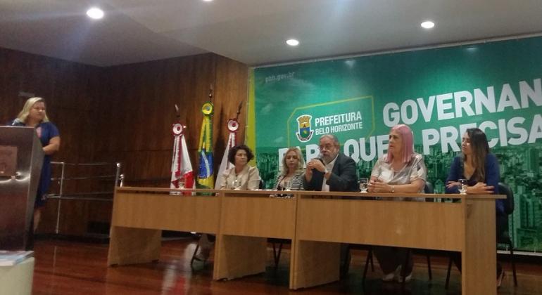 Secretário municipal de Saúde Jacson Machado e cinco membros de sua equipe na mesa de abertura do 1º Simpósio sobre Processamento de Produtos para a Saúde e Segurança do Paciente.