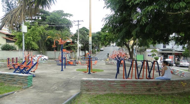 Praça Coronel Assis Duarte, com instrumentos de ginástica para o público e muito verde.
