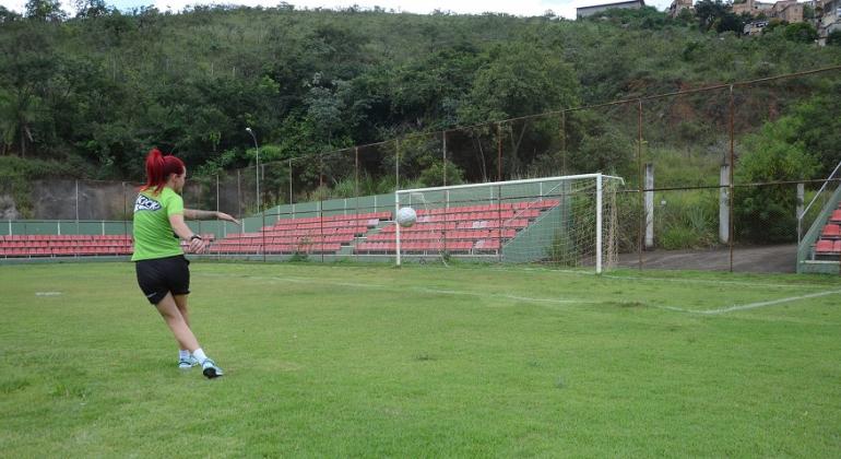 A atacante Jéssica Beiral, artilheira da Copa Centenário, faz chute a gol em campo de futebol.