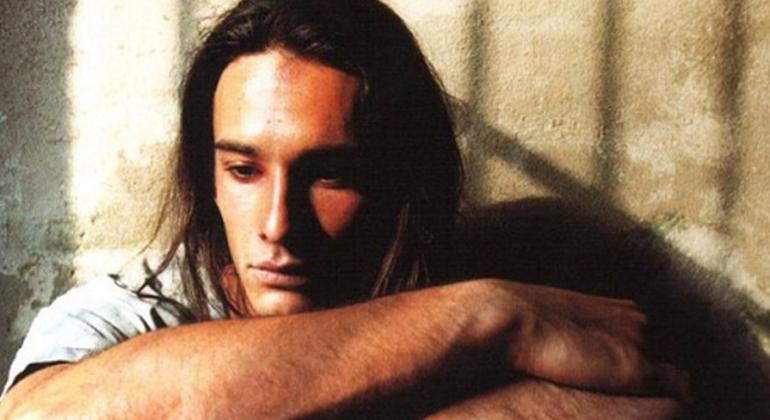 Biografia dos personagens reais que ganharam vida nas ficções biográficas, literatura, música, política, além de pessoas comuns. Foto: Divulgação Ator Rodrigo Santoro jovem interpreta o personagem principal do filme Bicho de Sete Cabeças, comolhar perdido e braços cruzados.