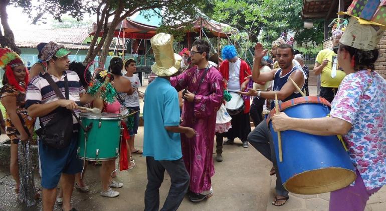 Usuários do Centro de Convivência Venda Nova brincam o Carnaval 2018 com Bloco Maluco Beleza na sexta, dia 8/2. Foto: Avanilton de Aguilar/PBH Roupas coloridas, Chapúes divertidos e instrumentos de percussão fazem parte do figurino dos mais de 15 participantes do Bloco Maluco Beleza, de Venda Nova.