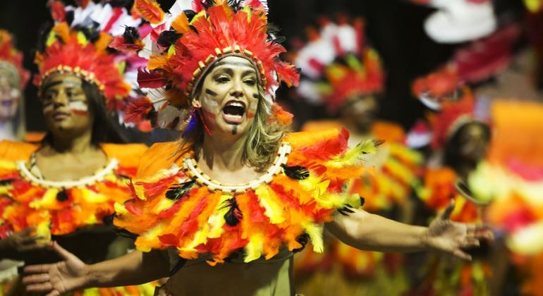 Foto: Junia Lanari Foliã do bloco Canto da Alvorada, primeiro lugar, com fantasia de índio.