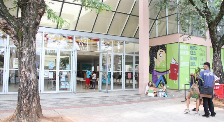 Centro de Referência da Juventude de BH (CRJ-BH) é o primeiro local direcionado para o desenvolvimento e protagonismo do público juvenil. Foto: Rodrigo Clemente/PBH Fachada do Centro de Referência da da Juventude durante o dia.