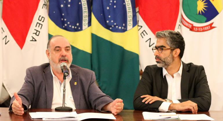 PBH divulga orçamento de 2017 com déficit R$319 milhões / Foto: Rodrigo Clemente/PBH À esquerda, ao microfone, o secretário municipal de Fazenda e, ao lado, o secretário municipal de Planejamento, Orçamento e Gestão. Ao fundo, as bandeiras de Belo Horizonte, Minas Gerais e Brasil.