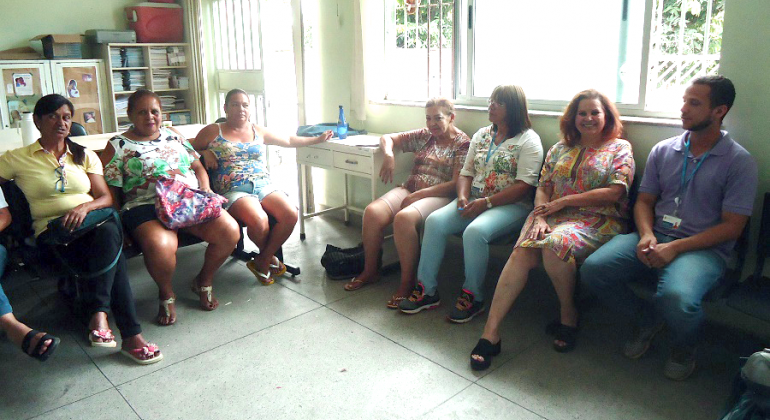 Seis integrantes do grupo antitabagismo da Unidade de Saúde de Venda Nova, acompanhados por monitor.