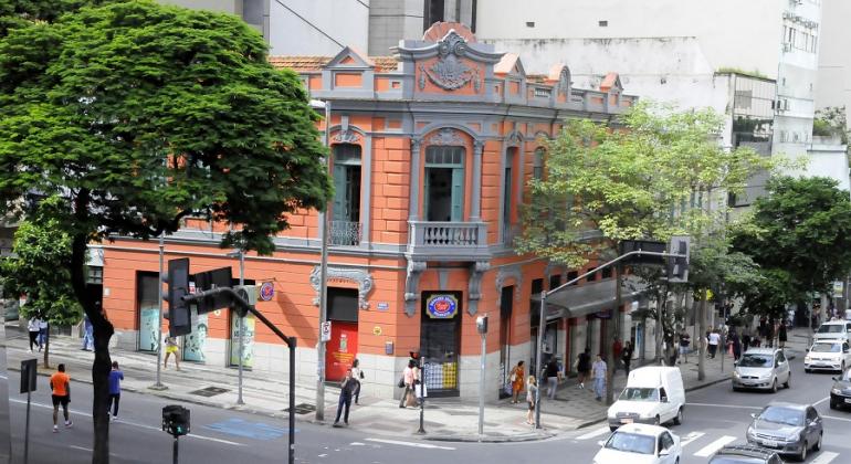 Fachada do Edifício Cláudio Manoel, situado na esquina da rua da Bahia com avenida Augusto de Lima, tombado pelo patrimônio municipal, sedia um colégio e uma drogaria.