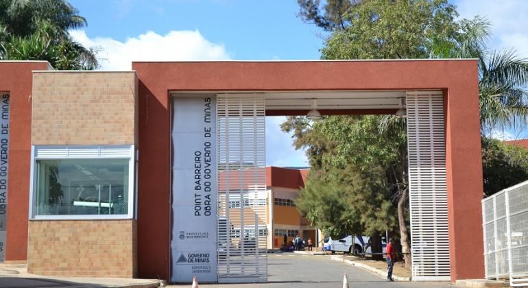 Fachada da Escola Municipal Polo de Educação Integrada, Poeint Barreiro, durante o dia.