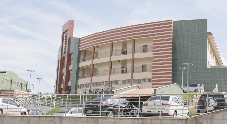 Fachada de escola municipal durante o dia. 