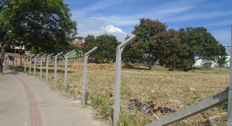 Mais de 20 mil vistorias de lotes vagos foram realizadas pela Prefeitura em 2017; limpeza do local está entre os critérios de fiscalização. Foto: Divulgação PBH Lote limpo e com cerca de arame, durante o dia.